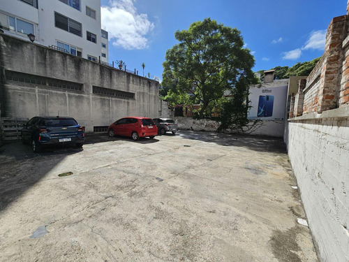 Alquiler Casa 10 Ambientes - 2 Cocinas - 4 Baños - Estacionamiento