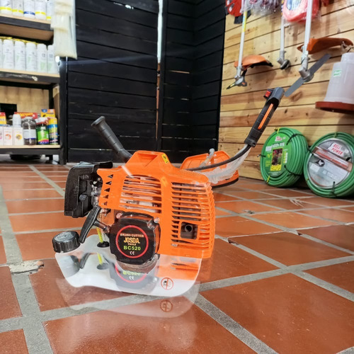 Imagen 3 de 3 de Desmalezadora 52cc Con Accesorios 2t