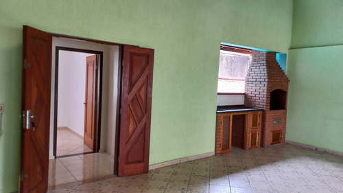 Casa Grande E Espaçosa Com Terraço E Churrasqueira Com Ótima Localização