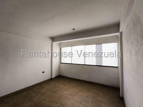 Casa En Venta Inm La Esmeralda Duplex Comercial En Venta, Ubicada En Una De Las Avenidas Con Mayor Flujo Vehicular De La Ciudad. San Diego 25-11068