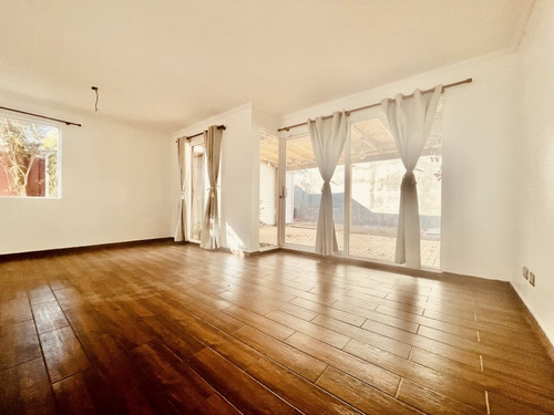 Vendo Amplia Casa De Dos Niveles En Condominio.
