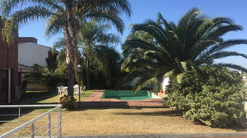 Casa De Categoría En Venta De 3 Dorm. En Villa Cabrera, A Metros Del Shopping.