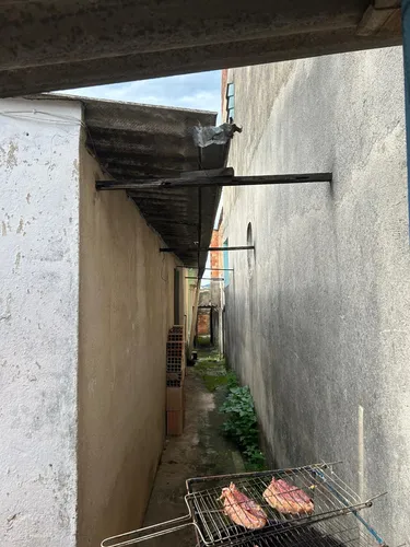 Uma Casa E Um Barracão, Em Um Lote Com 360 Metros Quadrados!