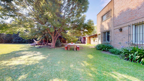 Casa Villa Elisa, 4 Dormitorios, Escritorio, 2 Baños.calefac