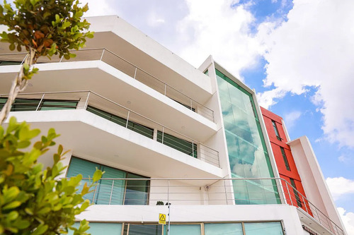Edificio De Oficinas En Vía Principal Con Vista Panorámica