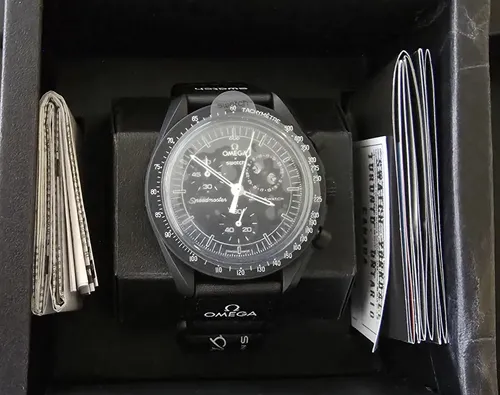 Relógio Swatch Omega Moonswatch Mission Moonphase Snoopy Quartzo