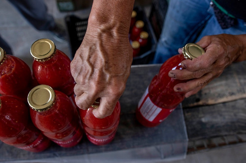 Imagen 4 de 9 de Tomate Triturado 450 Grs. Manos Del Pueblo. Mendoza