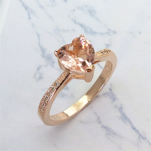 Anillo De Compromiso Con Cristal En Forma De Corazón En Oro