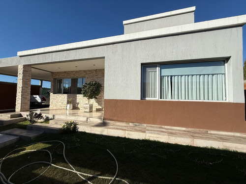 Vende Casa Gerencial B° Manzanos - 3 Dormitorios