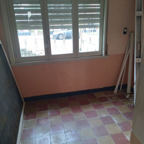 Imagen 11 de 18 de Local Amplio Con Oficina Con Baño Y Dos Vestuarios Con Baños Fondo Libre Con Parrilla.