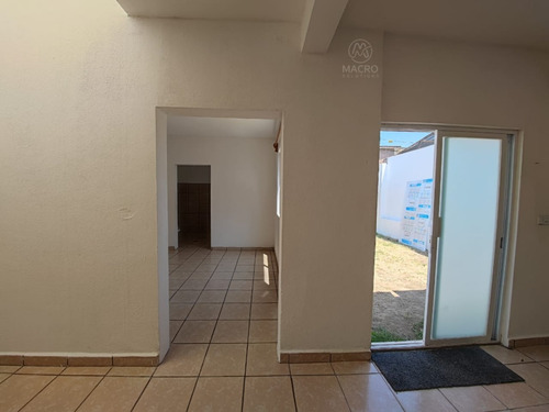 Casa En Venta En Fracc. Valle Del Sol De Dos Niveles Con Jardín.