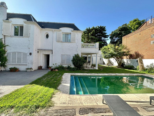 Imagen 3 de 30 de Espectacular Casa Con Todas Las Comodidades Sobre Imponente Lote De 611m2 En Acassuso.