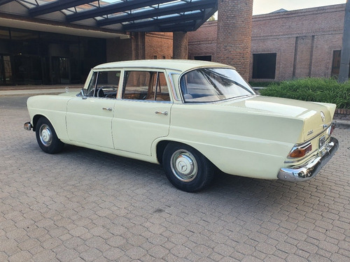 Mercedes-benz 200 (w110)