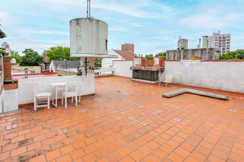 Casa En Venta En Floresta, Con Terraza, Quincho Y Parrilla. Cochera Doble.
