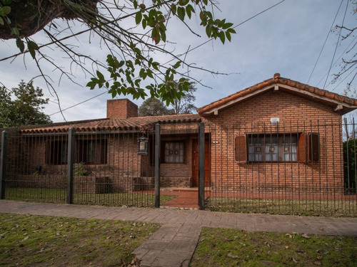 Casa En Venta De 3 Dormitorios En City Bell 465 Y 13c