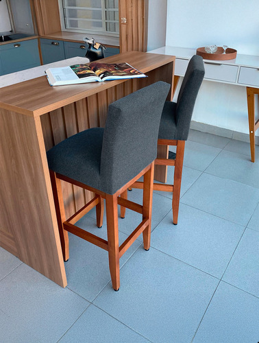 Kit 2 Banqueta Alta com Encosto Lessul Jade cor Linho Grafite Assento 75cm com Acabamento Verniz Canela 105cm total Bancada Cozinha Americana Cadeira Alta Balcao Quiosque Bistro Banco Tamborete