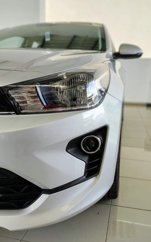 Kia Rio Vibrant Hatchback Aut 2022 + Obsequio Especial