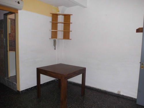 Mono-ambiente En Pleno Centro Con Patio Ascensor Ofic.o Viv