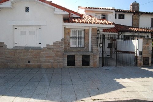 Imagen 1 de 12 de Casa En La Perla Muy Bien Ubicada