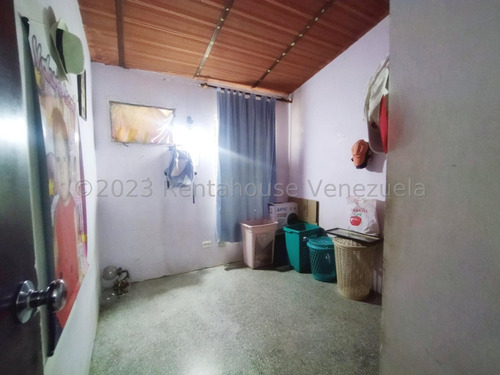 Amplia Casa En Venta Con Anexo Servicio De Internet Excelente Precio Los Samanes Maracay Estef 23-21298