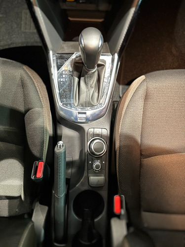 Imagen 16 de 21 de Mazda 2 Sedan Touring At Rojo