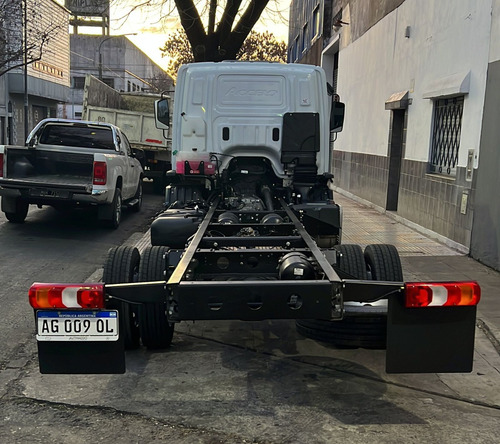 Mercedes Benz Accelo 815 / 2023 / Autoglas
