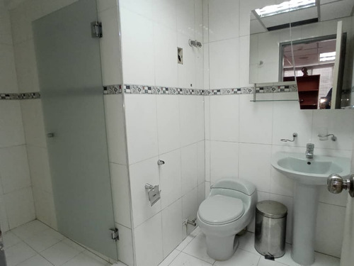 Venta/ Oficina/ Plaza Venezuela/ 5cubiculos/ 84m2