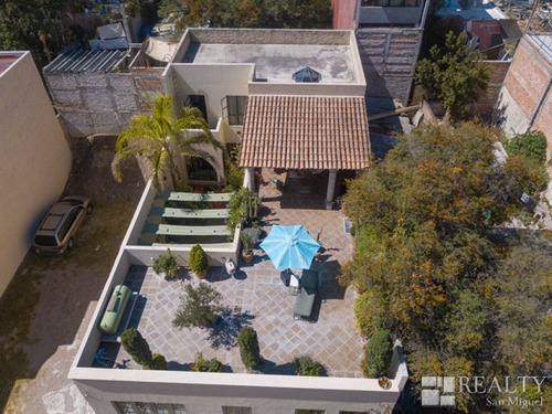 Imagen 15 de 23 de This Home Is Alive With Color, Light, And Artistic Details!