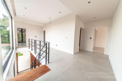 Imagen 14 de 27 de Casa A Estrenar Sobre El Lago - Lagos Del Golf