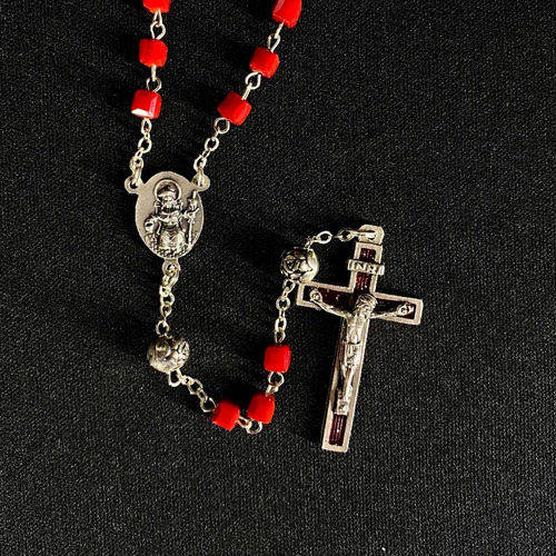 Imagen 2 de 3 de Rosario Guadalupano Y Niño De Atocha Cristal Rojo Con Rosas
