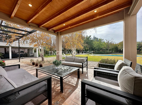 Casa En Parcela Con Gran Jardín No Perimetral