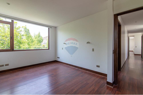 Linda Casa En Lo Barnechea: Espacios Y Comodidad
