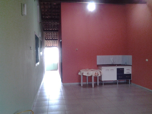 Casa Com 4 Cômodos, 2 Banheiros, Área De Serviço,