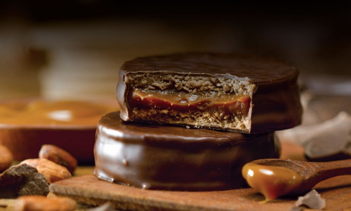 Imagen 2 de 4 de Alfajor Cachafaz De Dulce De Leche Cubierto Con Chocolate