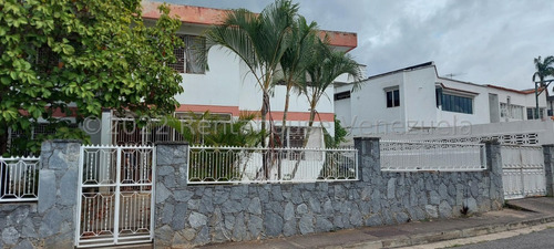 Casa En Venta El Cafetal. Calle Cerrada