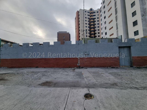 Raiza Suarez Vende De Oportunidad Terreno De 832 Mts2 En Av Moran De Barquisimeto 2 4 2 7 9 6 0 En El Mismo Se Encuentran Ubicadas Con 2 Casas Para Remodelar. Cuenta Con Todos Los Servicios Básicos