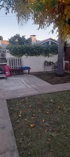 Casa En Venta - 5 Dormitorios 2 Baños - 9 De Julio