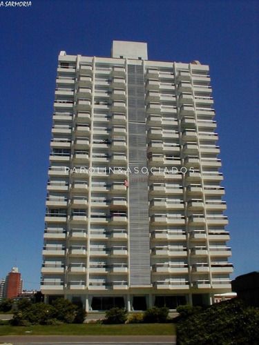 Imagen 21 de 24 de Venta De Apartamento De 2 Dormitorios En Edificio Torre Marina Punta Del Este