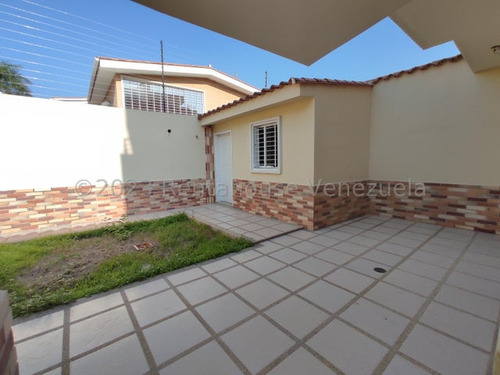 Townhouse En Obra Gris En Urb Andres Bello Maracay, Financiamiento Disponible. 23-18761 More