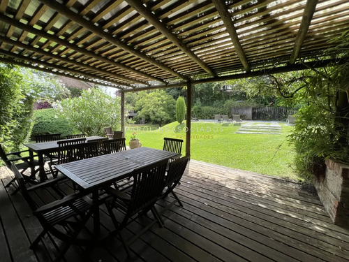 Casa En Venta De 4 Dormitorios En Country, Punta Del Este.