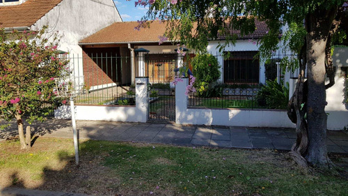 Imagen 2 de 10 de Impecable Chalet En Linda Zona De Boulogne !!