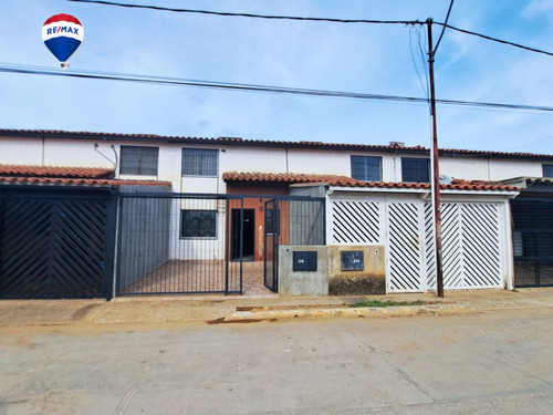 Re/max 2mil Vende Townhouse En Urb. Virgen Del Valle, Sector Conejero, Mun. García, Isla De Margarita, Edo. Nueva Esparta