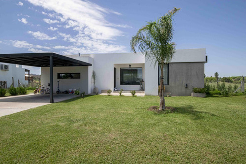 Casa De 3 Ambientes En Venta, En El Barrio Cerrado San Sebastián.