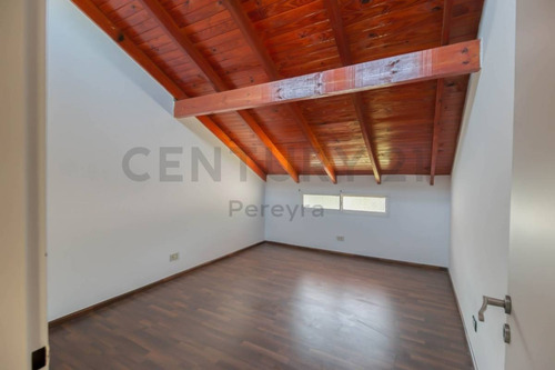 Imagen 14 de 17 de 481 Entre 25 Y 26. Casa Con 4 Dormitorios En Venta, City Bell.-