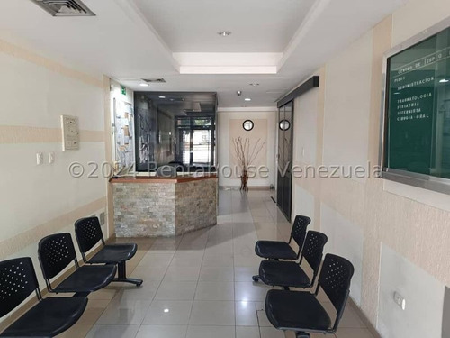 Local En Venta En La Avenida Constitución Maracay De 3 Niveles 24-15077 Holder 