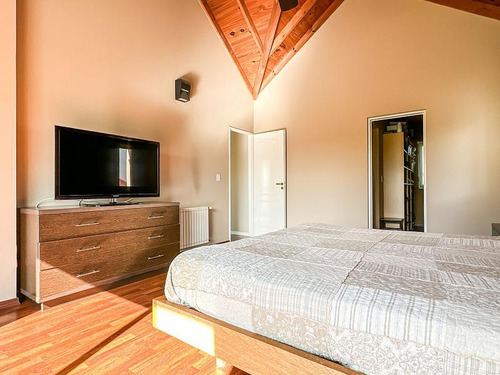 Excelente Casa Venta Con Gran Jardin, Mucha Luz Y Sol