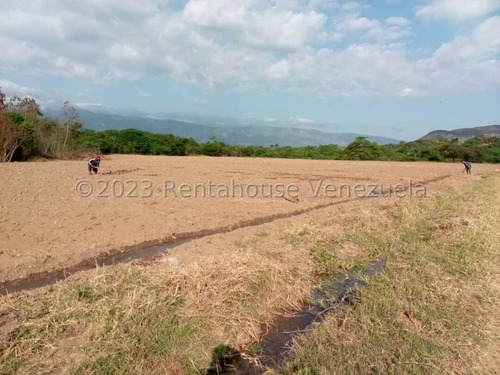 Carlos Colmenarez Vende Fabulosa Finca De 13ha. Con: 2 Lagunas, Agua Por Buco A Gravedad, Posee Electricidad 110 Y 220, Ubicada A Pocos Minutos Del Centro Del Tocuyo Con Acceso Directo De La Autopista