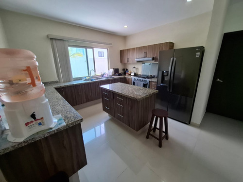 Casa En Venta En El Fracc Lomas De La Rioja