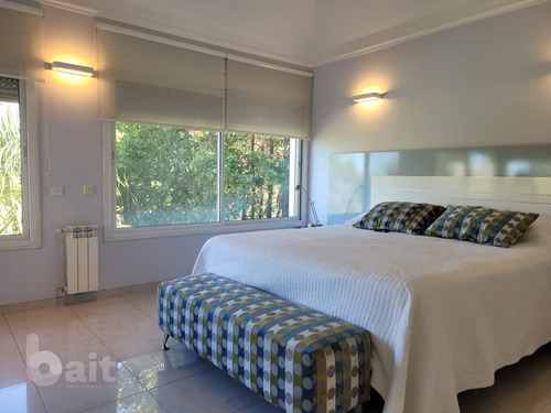 Imagen 27 de 30 de Venta Casa En Lomas De La Carolina, 4 Dormitorios, 4 Baños, Impecable Y Moderna.