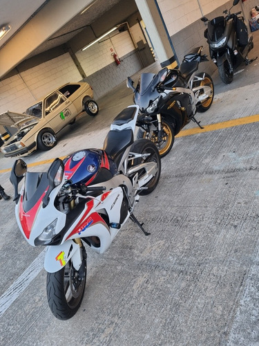 Imagem 3 de 7 de Honda Cbr1000rr